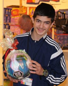 Mohin (12) freut sich über das Fußballgeschenk vom Kunstverein Glinde