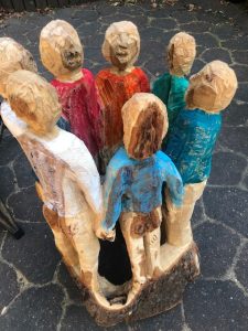 Die von der Künstlerin Sabine Ruhle mit der Kettensäge geschnitzten Skulpturen sind rustikal und haben doch zugleich einen feinen Ausdruck. Foto: Sabine Ruhle